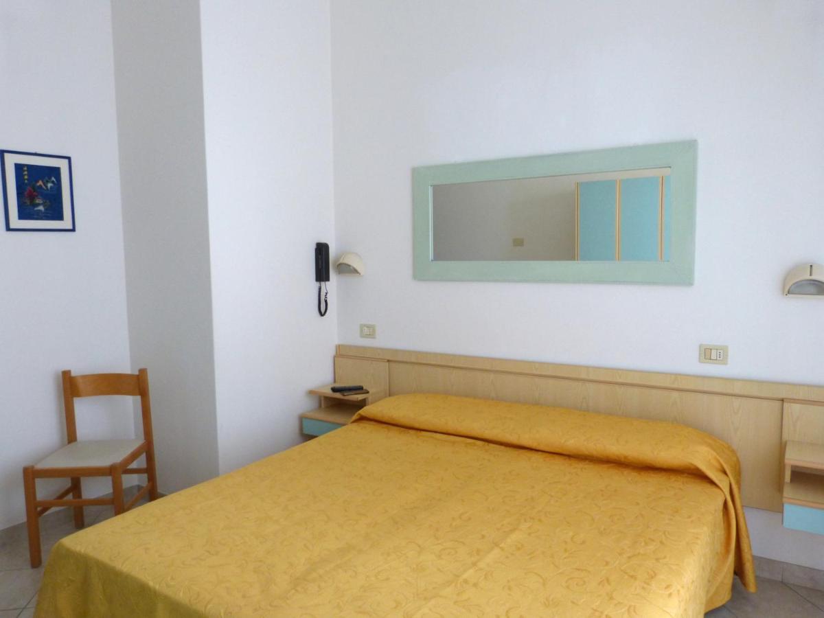 Hotel D'Annunzio Католика Екстериор снимка