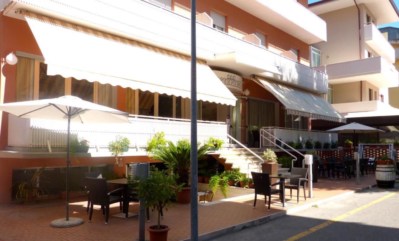 Hotel D'Annunzio Католика Екстериор снимка