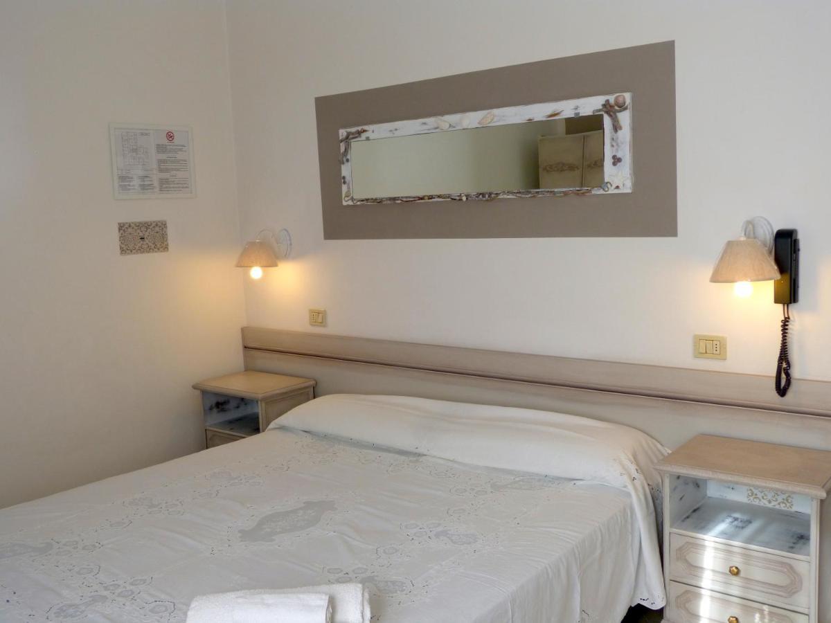 Hotel D'Annunzio Католика Стая снимка